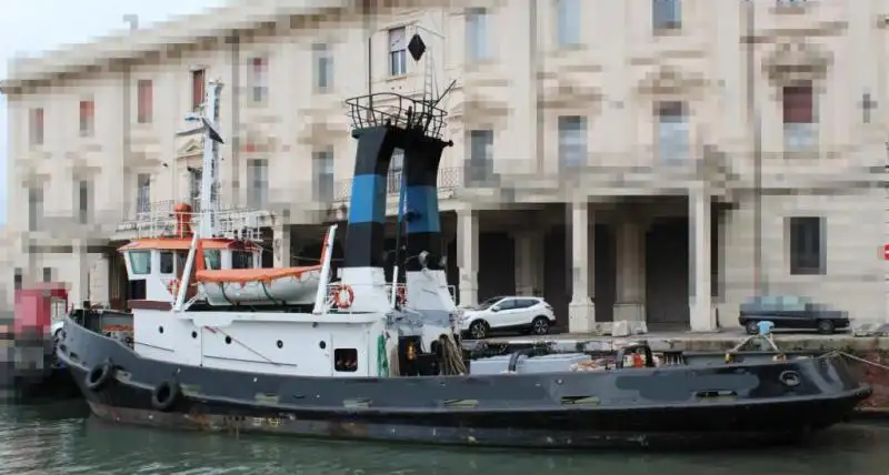 Kapal penarik keur dijual