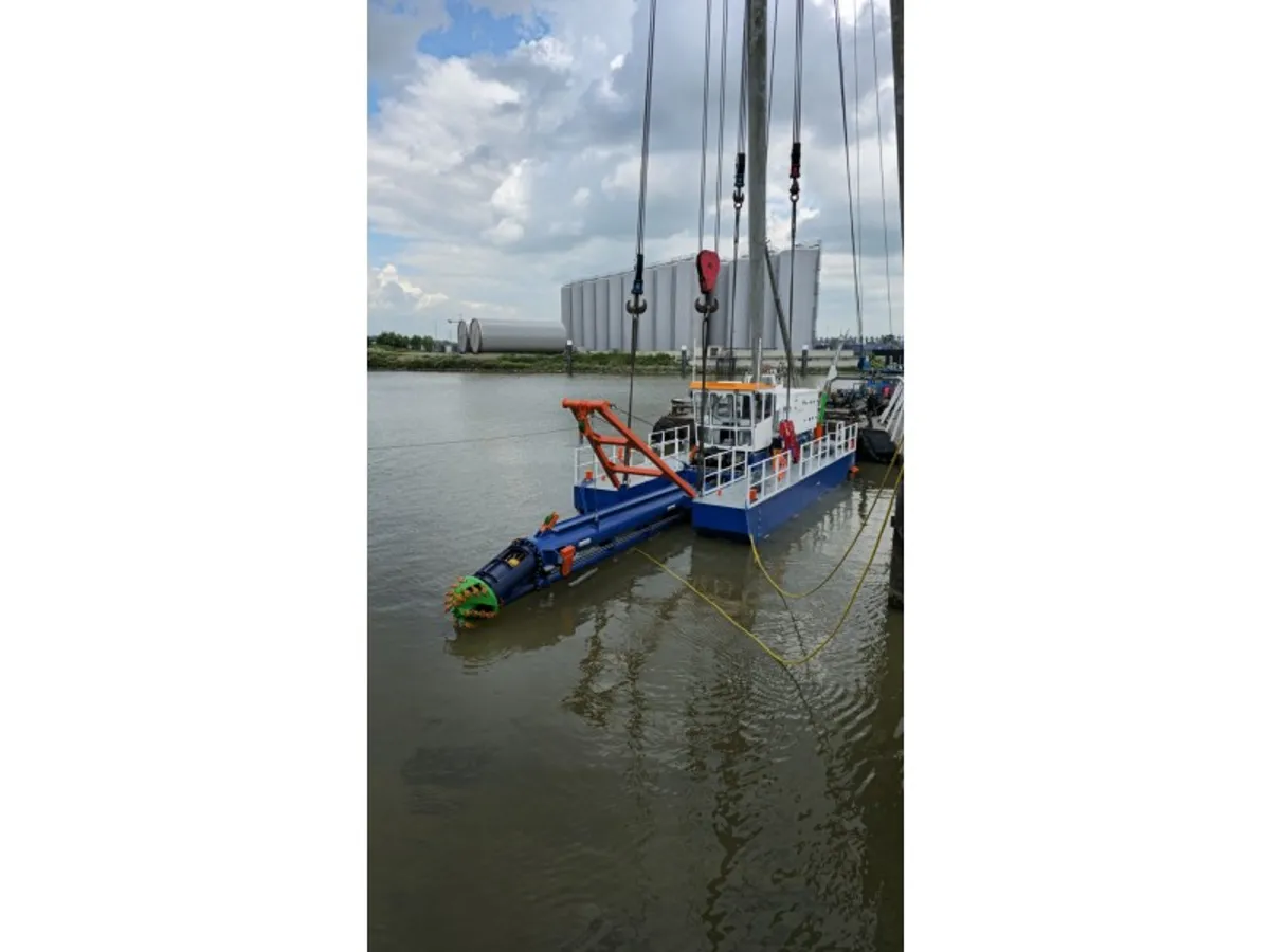 Kapal keruk keur dijual