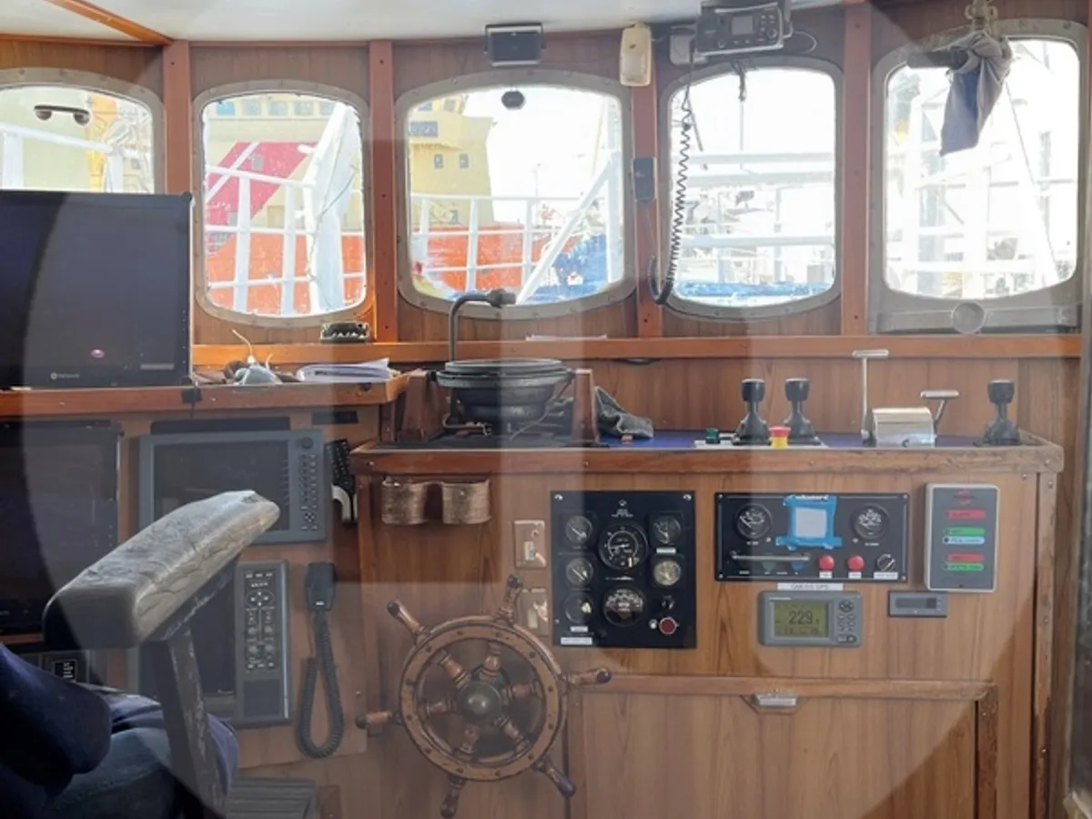 Kapal pangangkut lauk hirup keur dijual