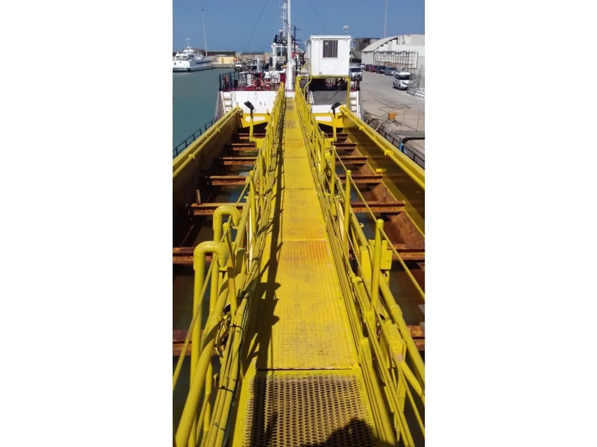 Kapal keruk keur dijual