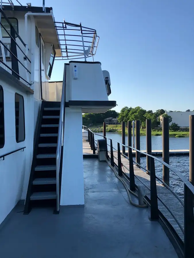 Kapal pesiar-feri keur dijual