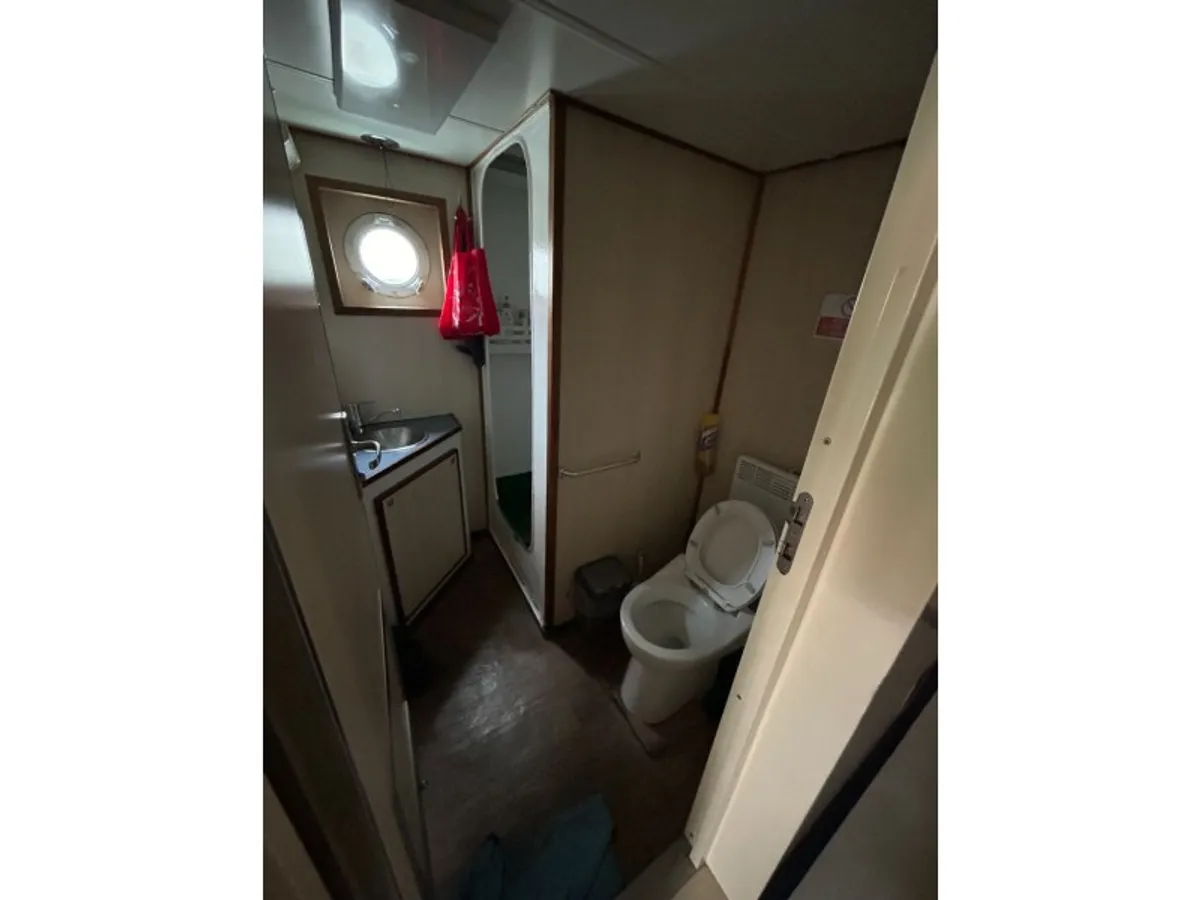 Kapal pasokan keur dijual