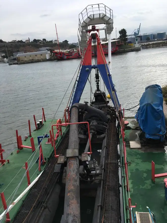 Kapal keruk keur dijual