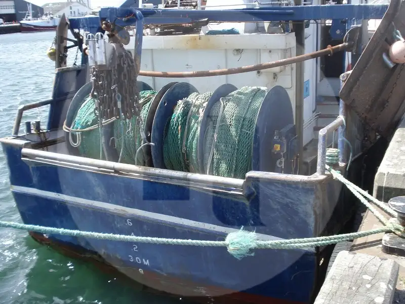 Kapal pangangkut lauk hirup keur dijual