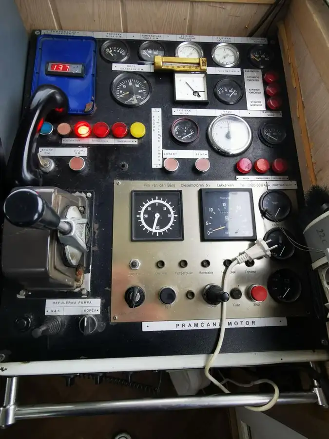 Kapal keruk keur dijual