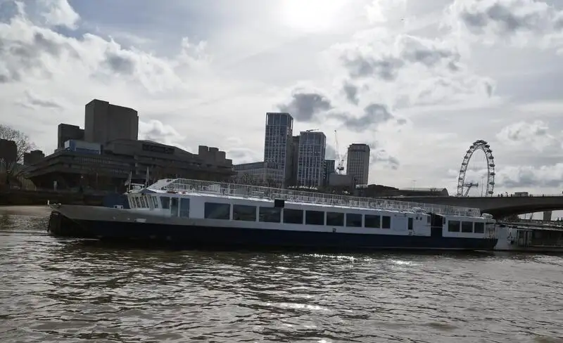 Kapal pesiar-feri keur dijual
