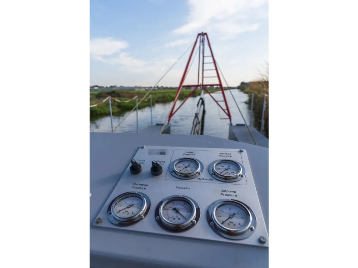 Kapal keruk keur dijual