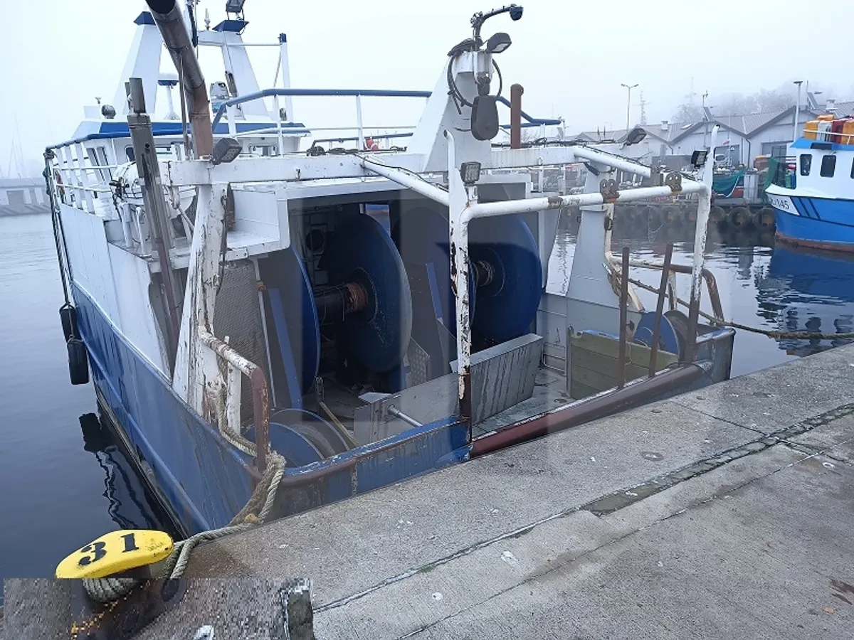 Kapal pangangkut lauk hirup keur dijual