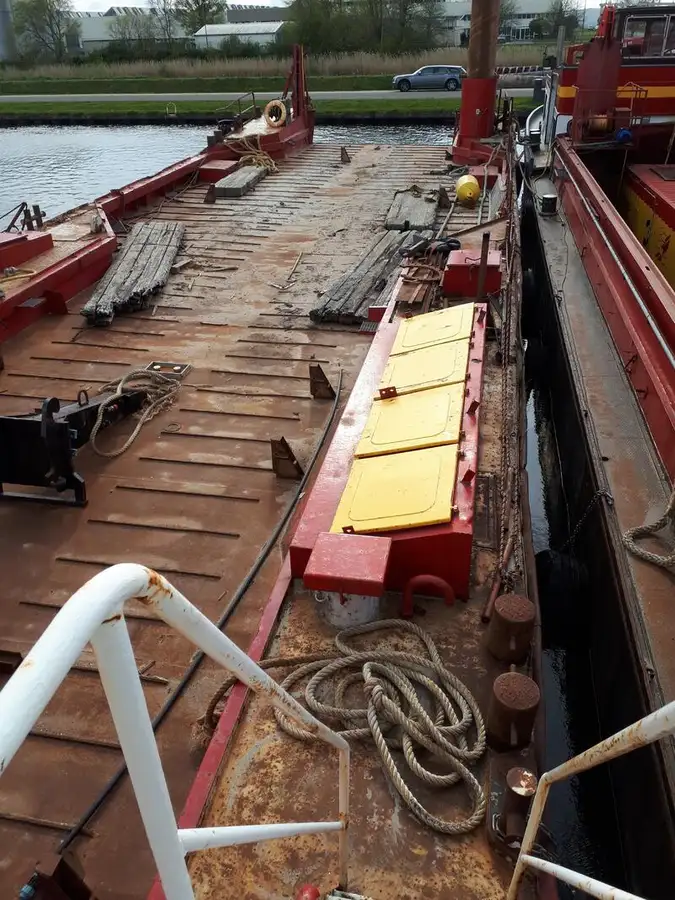 Kapal keruk keur dijual