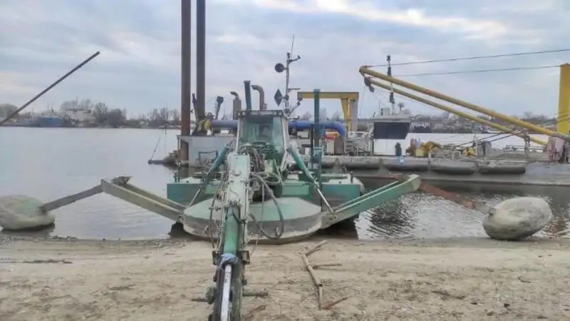 Kapal keruk keur dijual