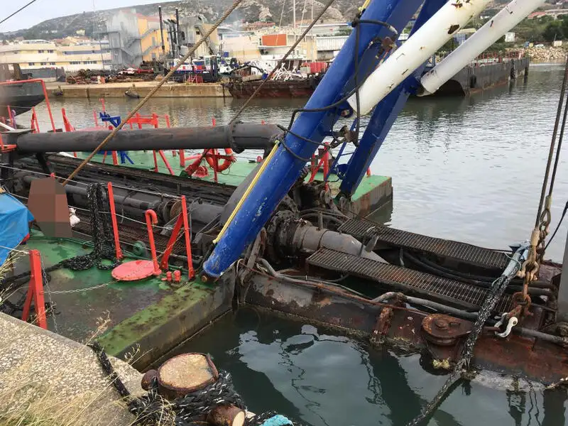 Kapal keruk keur dijual
