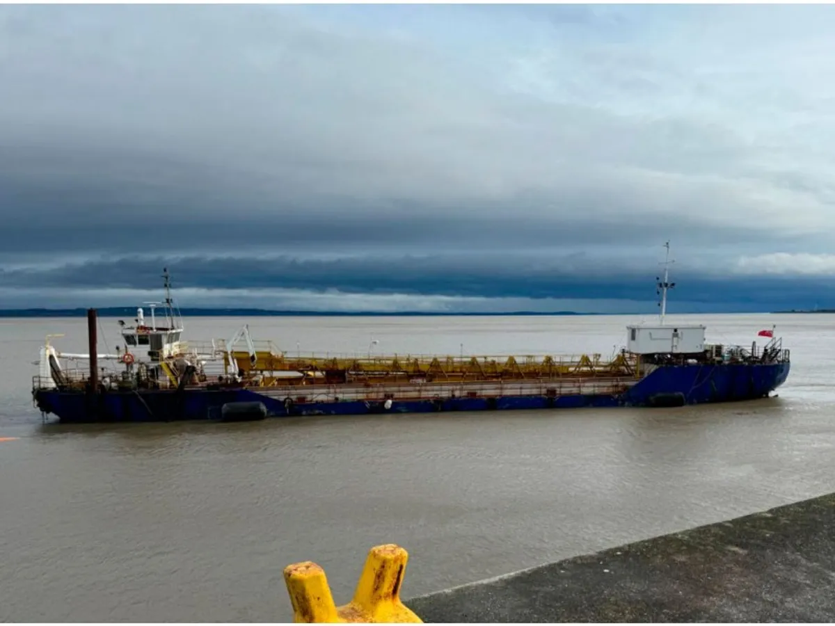 Kapal keruk keur dijual
