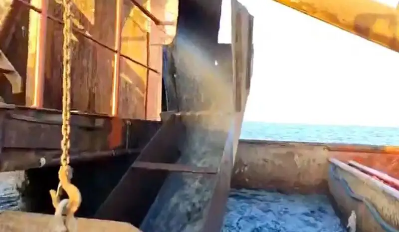 Kapal keruk keur dijual