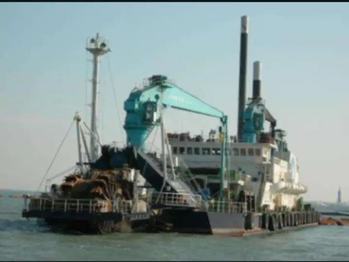 Kapal keruk keur dijual
