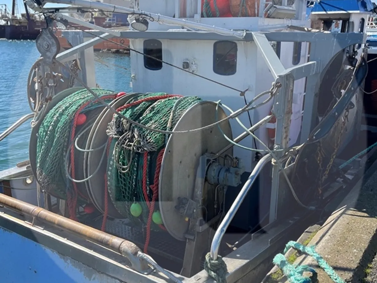 Kapal pangangkut lauk hirup keur dijual