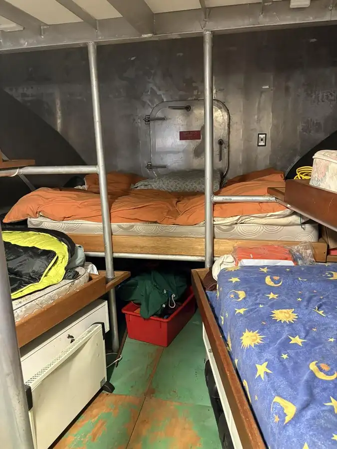 Kapal pangolahan lautan keur dijual