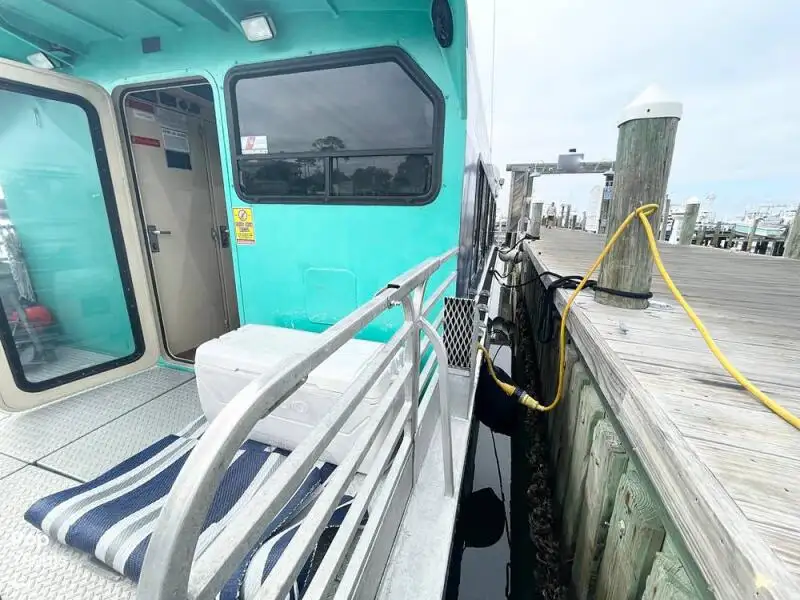 Kapal pesiar keur dijual