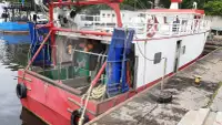 Kapal pangangkut lauk hirup keur dijual