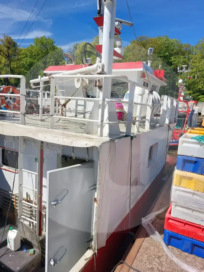 Kapal pangangkut lauk hirup keur dijual