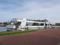 Kapal pesiar keur dijual