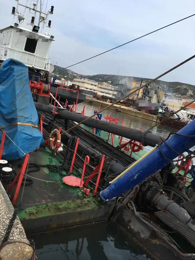 Kapal keruk keur dijual