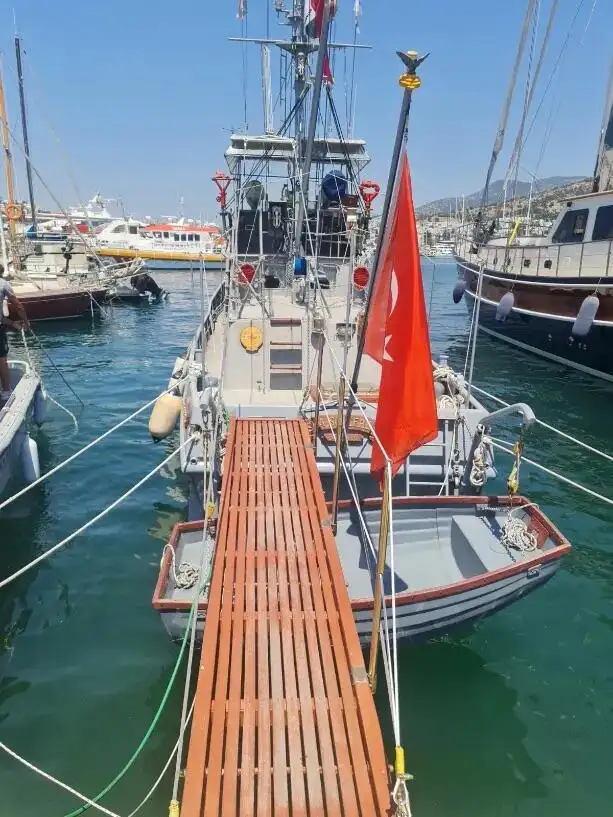 Parahu seuneu pikeun dijual